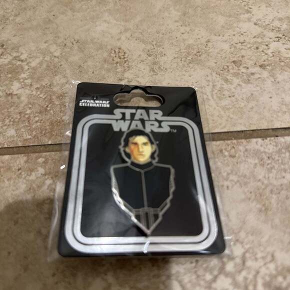 Star Wars Celebration 2020 Exclusive - Helmetless Kylo Ren Pin - New - Picture 3 of 3